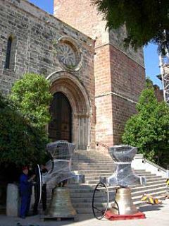 Las campanas restauradas, ayer a las puertas del monasterio de El Puig. 