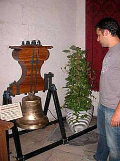 La campana se encuentra expuesta en la iglesia de Santa María.  - Foto LAS PROVINCIAS