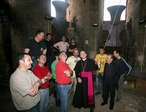 La Asociación de campaneros ofreció a don Carlos la posibilidad de tocar la campana más antigua de la Catedral - Foto Manuel GUALLART