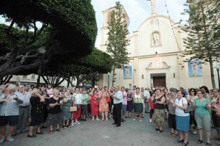 Los vecinos se congregaron ayer en la plaza de la Constitución, a las puertas de la iglesia al finalizar la misa