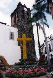 La Torre de El Salvador durante las fiestas de la Cruz en mayo - AUTOR: RODRÍGUEZ ESCUDERO, José (Ed.)