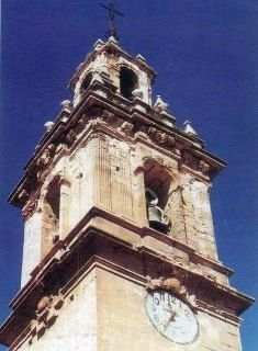 Detalle del reloj del campanario de la iglesia de Santa María en Cocentaina