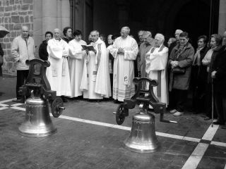 El párroco Santiago Cañardo bendice las dos campanas antes de izarlas hasta la torre campanario - Autor: DIARIO DE NAVARRA