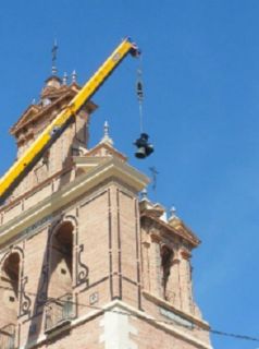 Momento de colocar las campanas de San Juan de la Palma en su espadaña - Autor: RODRÍGUEZ RECHI, Manuel Jesús
