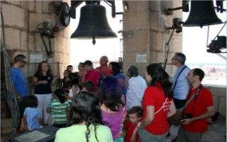 Los guías explican a los visitantes la historia de la torre de Burriana, ayer