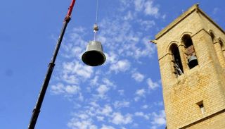 Momento en que la grúa baja la campana del campanario de la iglesia del Cerco de Artajona. Se hará un molde para fundir una nueva.  - Autor: GALDONA, Alberto / DIARIO DE NAVARRA