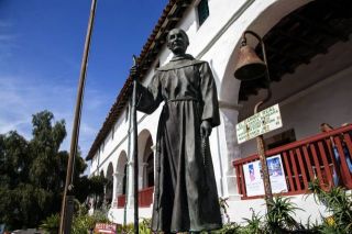 La estatua de San Junípero Serra en la Misión de Santa Bárbara, California - Autor: EDUCATION IMAGES (UIG VIA GETTY IMAGES)