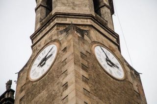 El rellotge de Sant Esteve mostra una hora diferent a cada cara del campanar - Autor: ALBESA, Martí
