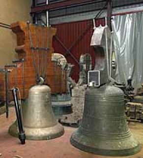 Dos de las campanas que serán arregladas en Palencia. Foto EFE (2004)