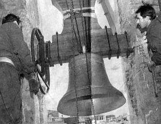 Dos operarios colocan una campana en la iglesia de San Juan de la Cruz - Foto SIGNES, JesÚs