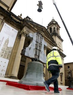 Las obras de restauración de la catedral de Pamplona han tenido hoy un nuevo capítulo con el descenso de las diez campanas de las torres y su colocación frente al pórtico de la fachada del edificio, por lo que podrán ser contempladas por el público hasta el próximo domingo. Foto EFE