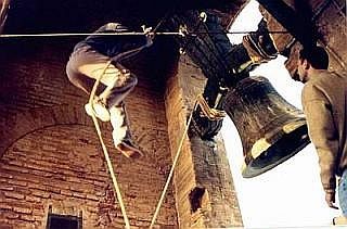 José Pérez Cela cayó de una campana de Santa María cuando la volteaba  - Foto Utrera Digital (2004)
